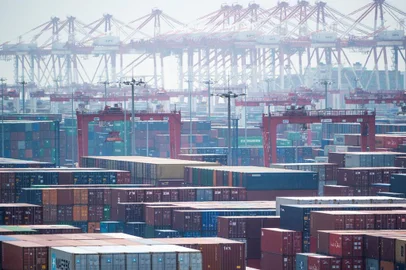 A general view of at the Yangshan Deep-Water Port, an automated cargo wharf, in Shanghai on April 9, 2018. - China warned that trade talks with the United States were impossible under current conditions after President Donald Trump reassured markets by suggesting that the dispute could be resolved. (Photo by Johannes EISELE / AFP)Editoria: POLLocal: ShanghaiIndexador: JOHANNES EISELESecao: politics (general)Fonte: AFPFotógrafo: STF<!-- NICAID(14925455) -->