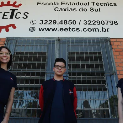CAXIAS DO SUL, RS, BRASIL (23/11/2021)Alunos da Escola EETCS,  Rafaella Carra Basso, Bruno Alex Gomes de Oliveira e Vitória Durand Rebelo, do 2º ano que conquistaram o 1º lugar na X Mostra IFTEC e participam da FEBRACE em dezembro. (Antonio Valiente/Agência RBS)<!-- NICAID(14948759) -->