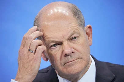 German Finance Minister and candidate for Chancellor Olaf Scholz addresses a press conference following a video meeting with the heads of government of Germanys federal states at the Chancellery in Berlin on November 18, 2021. - The Chancellor met with the regional leaders to discuss the ongoing Covid-19 pandemic. (Photo by Michael Kappeler / POOL / AFP)<!-- NICAID(14949449) -->