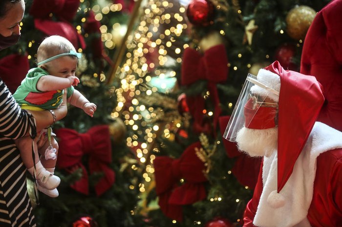 Em seu primeiro Natal, pais levaram Maitê Ramos, quatro meses, para conhecer o Noel no Iguatemi