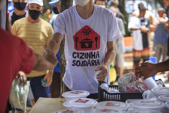 Cozinha Solidária é uma ação desenvolvida pelo MTST no bairro Azenha