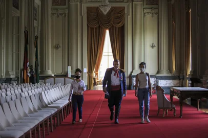 PORTO ALEGRE, RS, BRASIL - 14/11/2021 - Gravações do filme Anita - A Guerreira de Dois Mundos no Palácio Piratini, sede do Governo do Estado do Rio Grande do Sul. Na foto o ator Werner Schunemann com a menina da esquerda é a Luiza Barbosa (Ela será Anita bem nova), a outra é a Flávia Massena (ela será Anita mais moça). (Foto: Jefferson Botega/Agencia RBS)Indexador: Jeff Botega<!-- NICAID(14940917) -->