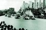 Largada da primeira prova automobilística realizada dentro da cidade de Caxias do Sul, 1952, aparecendo, na direita, a Catedral e Eberle.<!-- NICAID(14949695) -->