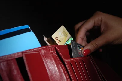 *** J.Botega - Produção cad. dinheiro ***Produção de foto com carteira, dinheiro, cartão de crédito e cheque, para editoria de economia.<!-- NICAID(408635) -->