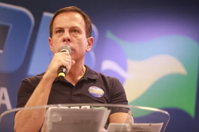 O governador de São Paulo, João Doria, foi escolhido para ser o candidato à Presidência da República pelo PSDB. O anúncio foi feito neste sábado (17) em Brasília, após a conclusão da votação das prévias. Doria superou o governador gaúcho Eduardo Leite e o ex-prefeito de Manaus, Arthur Virgílio.<!-- NICAID(14952762) -->