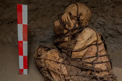 Múmia encontrada no Peru, podendo ter mais de 800 anos.<!-- NICAID(14953493) -->