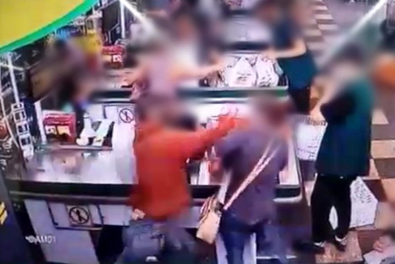 O vídeo de um homem de 37 anos agredindo uma idosa de 60 anos em um supermercado gerou revolta em São Marcos. O ataque acontece na fila de um caixas e foi filmado pelas câmeras do estabelecimento. O suspeito foi detido pela Brigada Militar.<!-- NICAID(14953739) -->