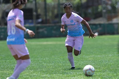 Gabizinha, atacante do Grêmio, na disputa do Gauchão Feminino. <!-- NICAID(14955421) -->