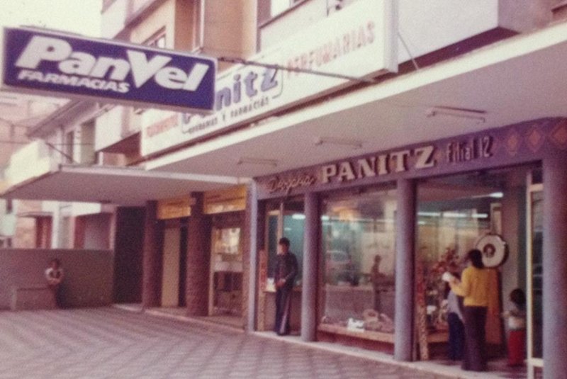 Em 1973, farmácia Panitz já com a marca Panvel, que surgiu da união com a Velgos<!-- NICAID(14956845) -->