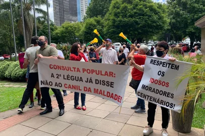 Protesto na Câmara de Vereadores contra o novo endereço do canil muniial em Caxias<!-- NICAID(14956852) -->