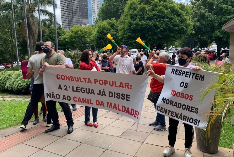 Protesto na Câmara de Vereadores contra o novo endereço do canil muniicpal em Caxias<!-- NICAID(14956852) -->