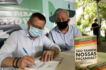 Presidente do PSB-RS e pré-candidato do partido ao governo do Estado, Beto Albuquerque, autografa livro Liberdade, Igualdade, Humanidade: são também nossas façanhas? na Feira do Livro de Caxias do Sul.<!-- NICAID(14956463) -->