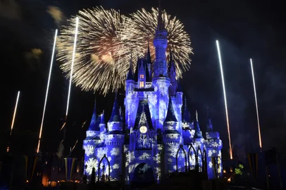 Holiday Wishes: Celebrate the Spirit of the SeasonMickeyÕs Very Merry Christmas Party gives Walt Disney World Resort guests the chance to experience special holiday festivities, including the spectacular fireworks extravaganza, ÒHoliday Wishes: Celebrate the Spirit of the Season.Ó This enchanting after-hours party also includes lively stage shows, a unique holiday parade, Disney characters in their holiday attire and snow flurries on Main Street, U.S.A.  The special-ticket event takes place on select nights in November and December at Magic Kingdom in Lake Buena Vista, Fla. (Todd Anderson, photographer)Local: Lake Buena VistaIndexador: Todd AndersonFonte: DISNEY/HANDOUTFotógrafo: photographer<!-- NICAID(13312547) -->