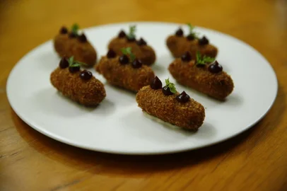 PORTO ALEGRE, RS, BRASIL,  29/11/2021- Fotos de cinco receitas de petiscos e pratos para os encontros e happy hour de final de ano com o chef do Wine Bar do Armazém dos Importados. Félix Zucco / Agencia RBS<!-- NICAID(14953959) -->