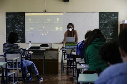 PORTO ALEGRE, RS, BRASIL, 23-09-2021: Professora Marcia Dorneles durante aula no Colegio Estadual Piratini, no bairro Auxiliadora. Parte dos estudantes segue em ensino remoto e outra retoma aulas presenciais, com algumas adaptacoes na escola devido a pandemia. DG+ Especial: solucoes para a educacao pos-pandemia.  (Foto: Mateus Bruxel / Agencia RBS)Indexador: Mateus Bruxel<!-- NICAID(14896931) -->