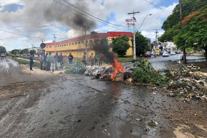 Ruas sujas de barro foram local de manifestação de moradores do Sarandi