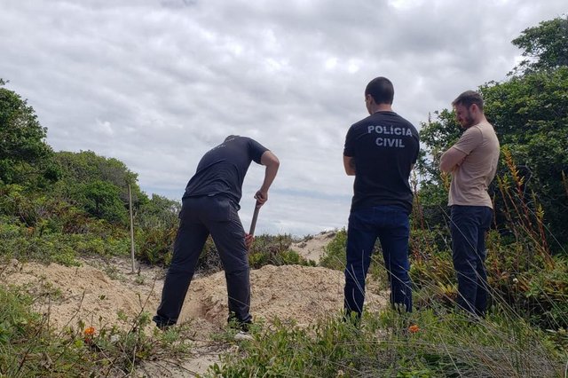 Corpo de Amanda Albach, 21 anos, é encontrado enterrado em praia de Santa Catarina. <!-- NICAID(14960848) -->