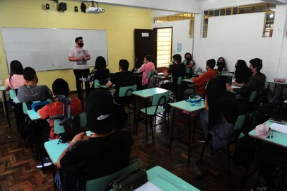 CAXIAS DO SUL, RS, BRASIL,  03/12/2021. Escola Estatdual de Ensino Médio  Dr. Assis Antônio Mariani - turmas de Ensino Médio que já tiveram a experiência do novo ensino médio, já que a escola foi piloto na cidade para implementação; ou seja, escola e alunos já vêm trabalhando no novo modelo de ensino. Na foto, turma do 1º ano. (Porthus Junior/Agência)<!-- NICAID(14958571) -->