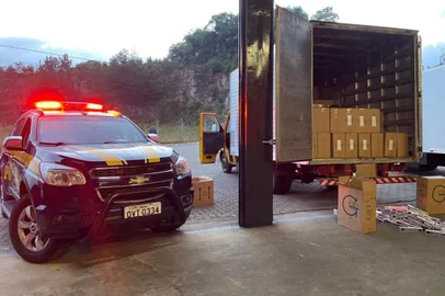 PRF apreende 155 mil maços de cigarros em Farroupilha<!-- NICAID(14960973) -->