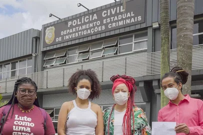 Vereadores da bancada negra de Porto Alegre registram ocorrência na Polícia Civil, após ameaça de morte. Na imagem, os vereadores: Laura Sito (PT), Karen Santos (PSOL),  Daiana Santos (PCdoB), e Matheus Gomes (PSOL) Foto: Lucas Pitta / Divulgação<!-- NICAID(14961641) -->