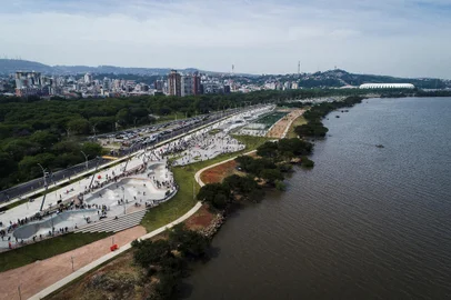 PORTO ALEGRE, 23/10/2021, Novo trecho da orla do Guaíba é aberto e recebe grande público. Fotos em baixa.<!-- NICAID(14923104) -->