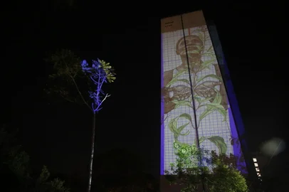 PORTO ALEGRE, RS, BRASIL - 07.12.2021 - Projeção no prédio do DAER. (Foto: André Ávila/Agencia RBS)<!-- NICAID(14962170) -->