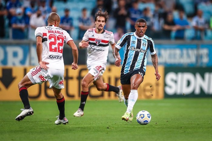 Confira os bastidores da polêmica de Douglas Costa