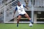 O meia-atacante Douglas Costa participa de treino do Grêmio no CT Luiz Carvalho.<!-- NICAID(14962964) -->