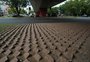 Prefeitura diz que trabalha para remover estruturas que afastam moradores de rua de viadutos de Porto Alegre
