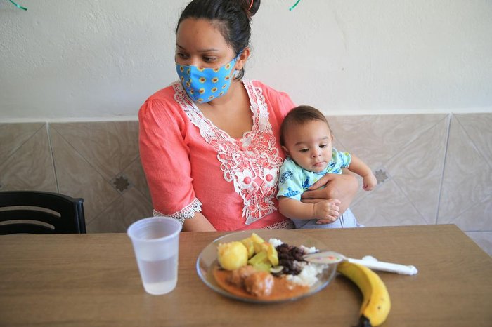 Genesis e o filho João foram os primeiros a almoçar no local