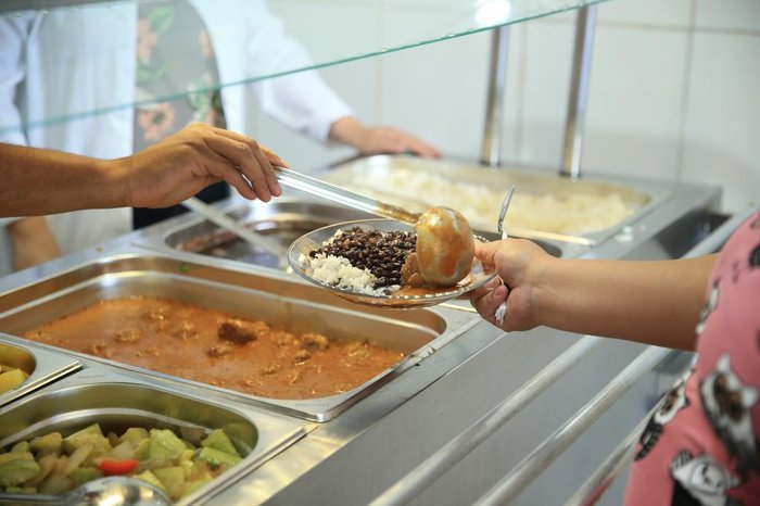 Almoços são servidos gratuitamente para pessoas em vulnerabilidade social e moradores de rua