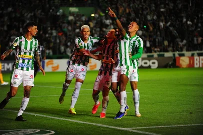 CAXIAS DO SUL, RS, BRASIL, 09/12/2021. Juventude x Corínthians, jogo válido pela 38ª rodada da Série A do Campeonato Brasileiro e realizado no estádio Alfredo Jaconi. O jogo decide a permanência do Ju,  na Série A, nesta que é a última rodada do brasileirão 2021. (Porthus Junior/Agência RBS)<!-- NICAID(14964537) -->