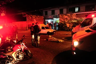 CAXIAS DO SUL, RS, BRASIL, 10/12/2021. Um homem foi morto a tiros e pelo menos outras três pessoas ficaram feridas na saída do estádio Alfredo Jaconi, após a partida entre Juventude e Corinthians na noite desta quinta-feira (9), em Caxias do Sul. O crime ocorreu em em frente à sede da torcida Manche Verde, na rua Hércules Galló esquina com Borges de Medeiros, que fica ao lado do estádio.Gilberto Schneider, 57 anos, morreu no local e o filho dele, Willian Fialho Schneider, 37, foi socorrido, mas morreu logo depois de chegar ao Hospital Pompéia. Outros dois homens foram baleadas por engano, segundo a polícia. (Porthus Junior/Agência RBS)<!-- NICAID(14965223) -->