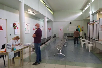 Quinze Unidades Básicas de Saúde (UBSs) de Caxias do Sul estiveram de portas abertas neste sábado (11), das 8h às 13h, em mais uma edição do Mutirão de Consultas da Atenção Primária.  A ação promovida pela Secretaria Municipal da Saúde (SMS) ofereceu consultas médicas da saúde da criança, adulto e idoso, além de saúde da mulher, incluindo, ainda, coletas de exames para pacientes que não têm disponibilidade de acessar os serviços durante a semana. Foram atendidos pacientes que haviam realizado agendamento prévio.Durante o horário do mutirão também foram disponibilizadas em todas as UBSs participantes as doses (primeira, segunda e terceira) da vacina contra a covid-19. No final da manhã a UBS Cruzeiro, verificada pela reportagem, apresentava baixo movimento, sendo acessada principalmente pelos pacientes que haviam agendado atendimento. Foram 20 consultas marcadas, com intervalo de 15 minutos entre cada uma delas, além de 11 coletas para exames, feitas por uma equipe de enfermagem. Até as 11h30min, duas pessoas haviam faltado.<!-- NICAID(14965890) -->
