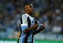 Douglas Costa tem dias contados no Grêmio, e encontrar novo clube vira desafio por alto salário