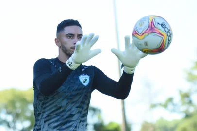Goleiro Cesar, ex-Londrina, está na mira do Juventude<!-- NICAID(14967463) -->