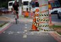 Poste surge no meio de ciclovia na orla do Guaíba