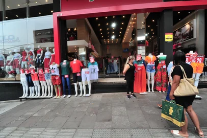 CAXIAS DO SUL, RS, BRASIL, 13/12/2021. A maior parte dos moradores de Caxias do Sul pretende fazer compras neste Natal ¿ em números, isso significa seis em cada 10 caxienses. O aumento nas vendas está estimado em 5,7% e o de interessados em fazer compras, em 17%. Entre os produtos preferidos, estão vestuário, brinquedos manuais, eletrônicos e itens de higiene e beleza. (Porthus Junior/Agência RBS)<!-- NICAID(14967041) -->