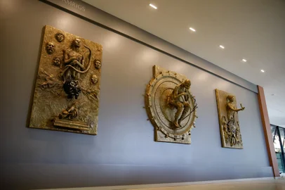 PORTO ALEGRE, RS, BRASIL - 15.12.2021 - Associação Médica do Rio Grande do Sul (Amrigs) vai inaugurar na quinta-feira (16) o Memorial da Gratidão, em homenagem a médicos e demais profissionais de saúde que morreram por covid-19, atuando ou não na linha de frente do combate à pandemia. São três grandes placas de bronze em uma parede do saguão da entrada. (Foto: Anselmo Cunha/Agencia RBS)<!-- NICAID(14969349) -->