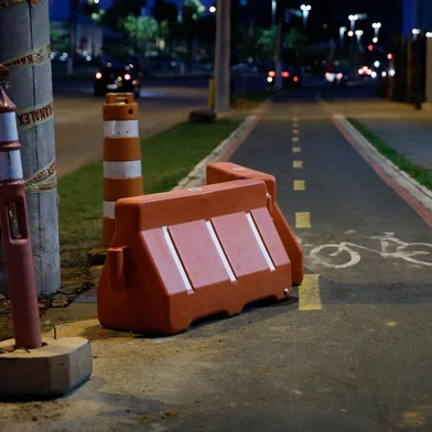 PORTO ALEGRE, RS, BRASIL - 15.12.2021 - Poste colocado sobre ciclovia é mudado de lugar. (Foto: Anselmo Cunha/Agencia RBS)<!-- NICAID(14969597) -->