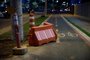 PORTO ALEGRE, RS, BRASIL - 15.12.2021 - Poste colocado sobre ciclovia é mudado de lugar. (Foto: Anselmo Cunha/Agencia RBS)<!-- NICAID(14969597) -->