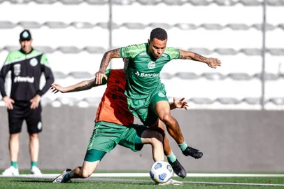 Juventude realiza último treino antes e enfrentar o Inter pela 31ª rodada do Brasileirão. Na foto, meia-atacante Bruninho<!-- NICAID(14936601) -->