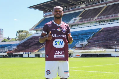 O volante Amaral, de 32 anos, é apresentado pelo Caxias para a temporada de 2022.<!-- NICAID(14971341) -->