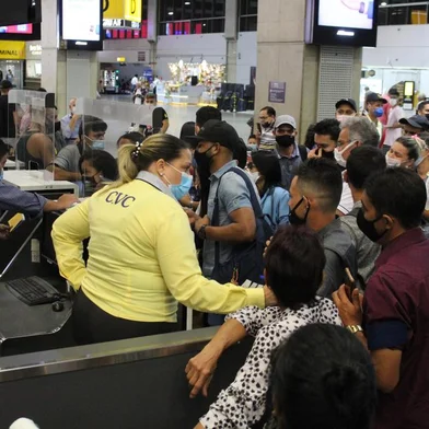 SP - CRISE-ITAPEMIRIM-PASSAGEIROS-DESEMPARADOS - GERAL - Passageiros do empresa aérea Itapemirim são pegos de surpresa após a empresa suspender seus voos no Brasil sem aviso,  grandes filas e protestos foram vistos no Aeroporto de Guarulhos, SP, neste sexta feira, 18. 17/12/2021 - Foto: WILLIAN MOREIRA/FUTURA PRESS/FUTURA PRESS/ESTADÃO CONTEÚDO<!-- NICAID(14971768) -->