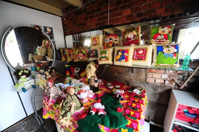 CAXIAS DO SUL, RS, BRASIL, 18/12/2021. Mantida com doações da comunidade, Casa de Acolhimento LGBT em Caxias organiza bazar para arrecadar recursos. Ação comercializa produtos entre R$ 5 e R$ 15 para ajudar nos custos de manutenção da residência, que chega a cerca de R$ 4 mil mensais. (Porthus Junior/Agência RBS)<!-- NICAID(14971845) -->