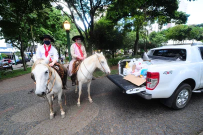 CAXIAS DO SUL, RS, BRASIL, 18/12/2021. Campanha Natal do Bem da RBS movimentou a praça Dante Alighieri neste sábado (18). Ação contou com grupos de cavalgadas recolhendo doações nos bairros que serão entregues ao Banco de Alimentos e teve também show para a comunidade. (Porthus Junior/Agência RBS)<!-- NICAID(14971830) -->