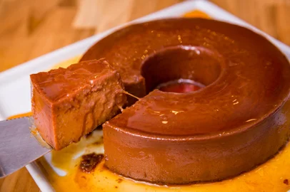 PORTO ALEGRE, RS, BRASIL, 30/11/2016 : Destemperados - ZH Noite - Sobremesas geladas:.- Bolo gelado de coco- Pudim de Nutella- Musse de maracujá- Torta de limão (Omar Freitas/Agência RBS)Indexador: Omar Freitas<!-- NICAID(12595218) -->