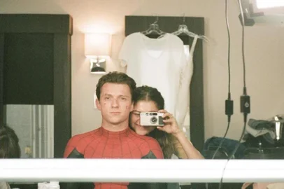 Tom Holland e Zendaya Maree assumem que estão apaixonados. Paparazzo já havia fotografado em julho deste ano, os atores se beijando dentro de um carro em Los Angeles<!-- NICAID(14943334) -->
