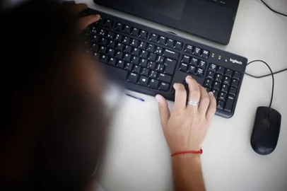PORTO ALEGRE, RS, BRASIL,  30/11/2021- Imagens de pessoas digitando, para matérias relacionadas ao acesso à internet. Foto: Lauro Alves  / Agencia RBS<!-- NICAID(14954601) -->