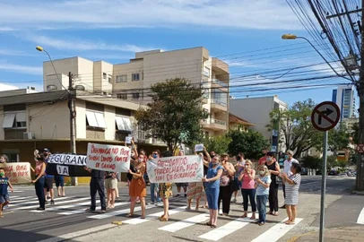 Um grupo de moradores e comerciantes do bairro Pio X, em Caxias do Sul, trancou a Rua Moreira César para pedir mais segurança na região. O ato, que iniciou por volta de 15h30min desta terça-feira (21), durou cerca de 40 minutos.<!-- NICAID(14973893) -->